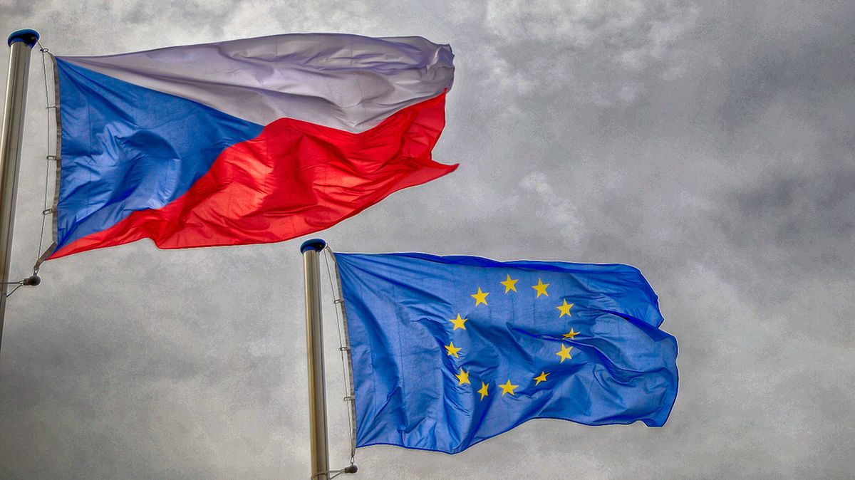 EU důvěřuje polovina lidí, NATO si v očích Čechů pohoršilo